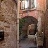 Imbocchiamo ora strada Tancredi che ci porta verso la Cattedrale, incrociando per� prima Corte Trecantaie introdotta da un arco di colore rosa. Il toponimo deriva dalla famiglia Romanelli che vi viveva. I suoi membri erano fisicamente molto corpulenti e di conseguenza furono soprannominati �cantari�, come i grossi contenitori per il vino e l�olio